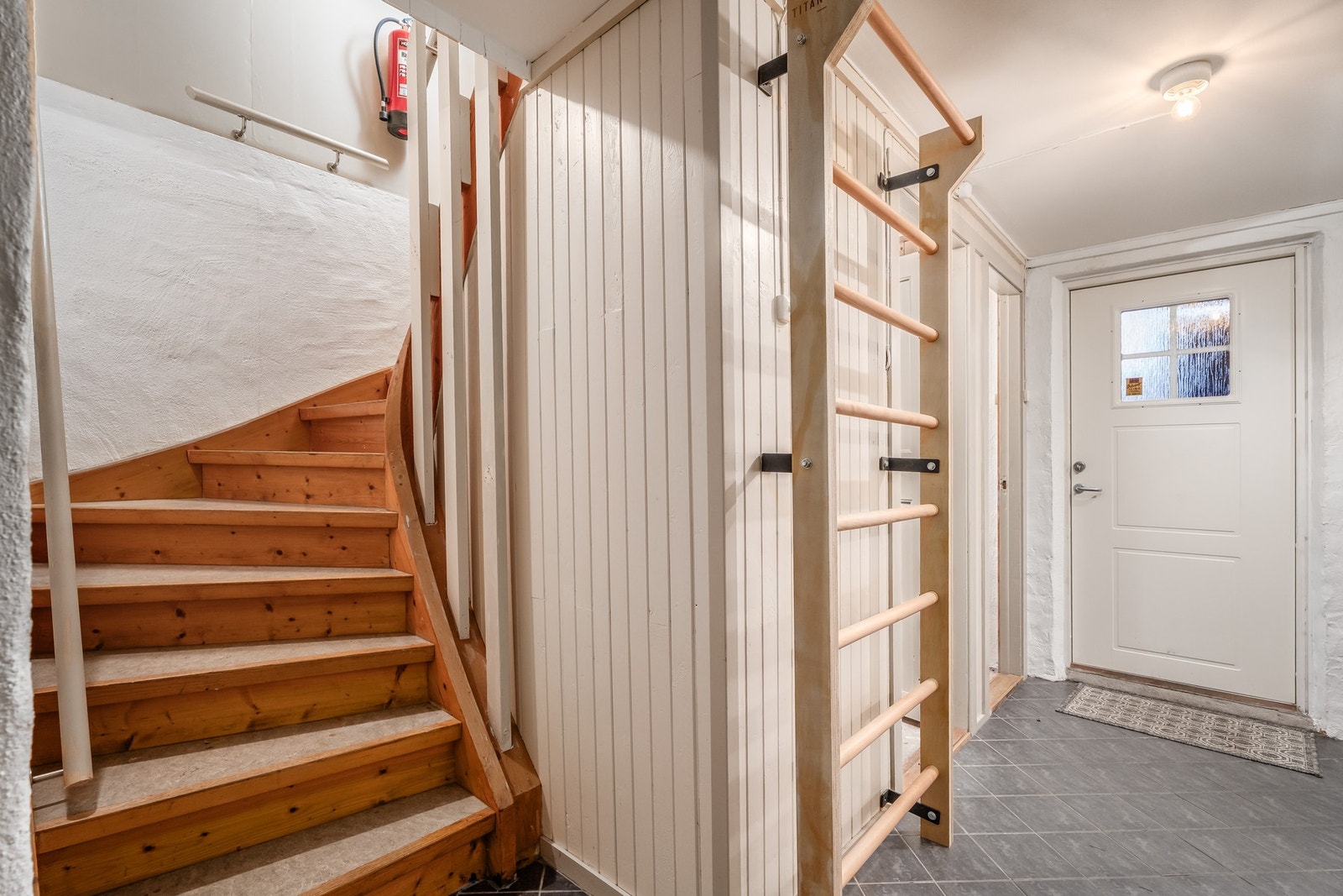 I underetasjen finnes det egen utgang via ytterdør mot øst. Galleribilde