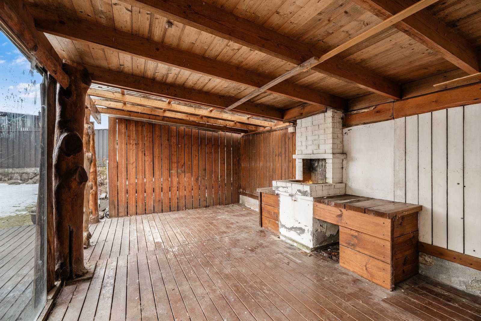 Hagestuen er klar for nye eventyr, legg også merke til den åpne peisen og de flotte tømmerstokkene. Galleribilde