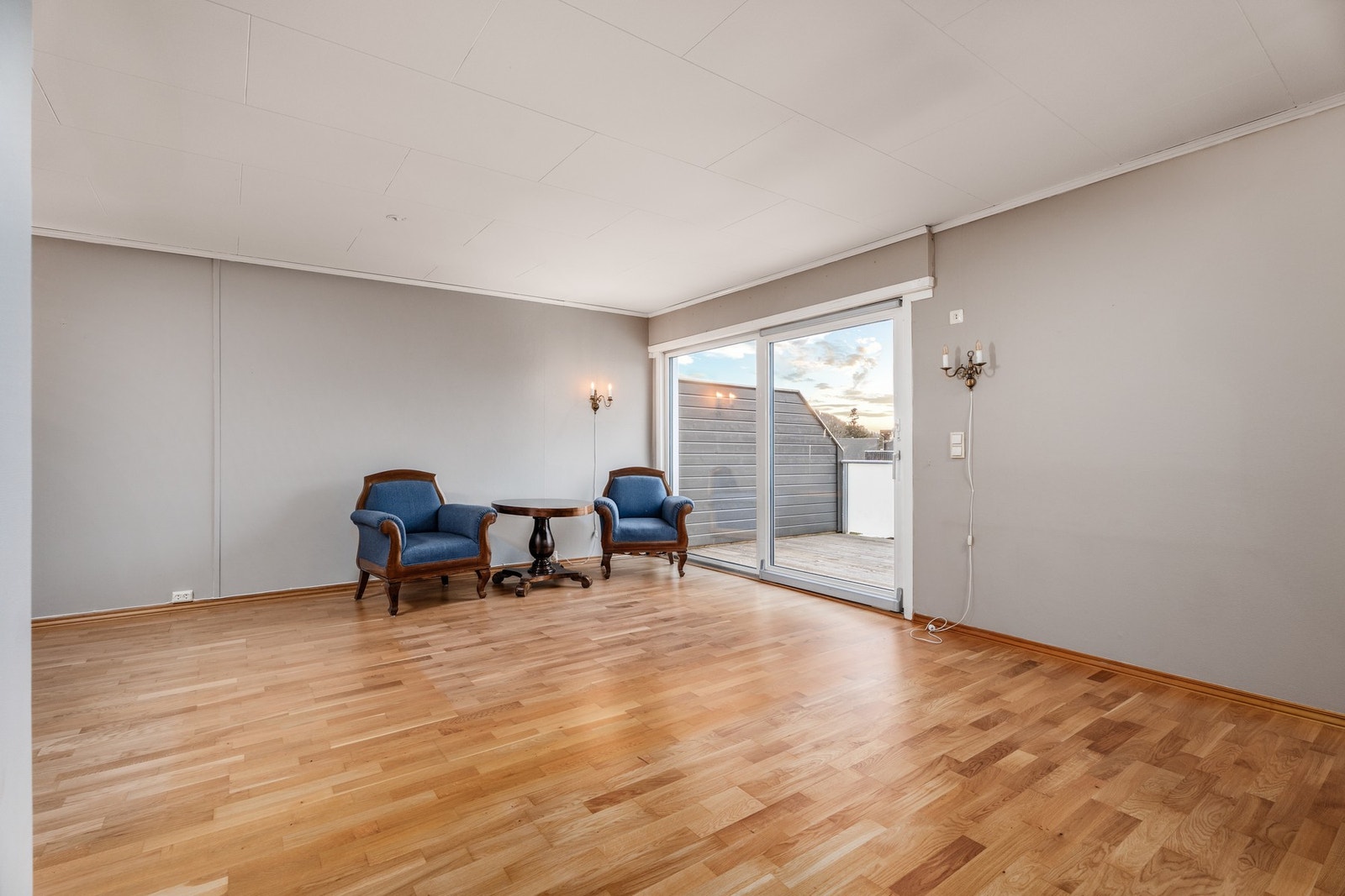 Terrassen mot vest ble bygget i 2023 og da ble det også satt inn ny skyvedør og vindu. Galleribilde