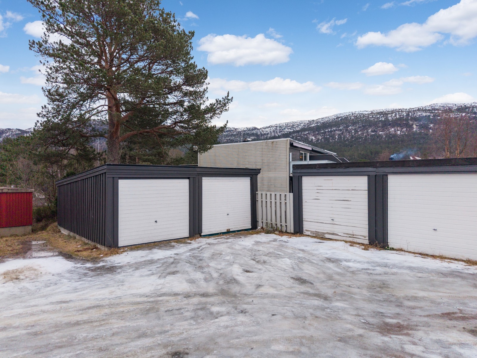 Garasjen som medfølger er av meget enkel standard og er fra byggeår. Bordkledning på husets nordvegg (lys bordkledning) er planlagt for utskiftning i 2027. Galleribilde