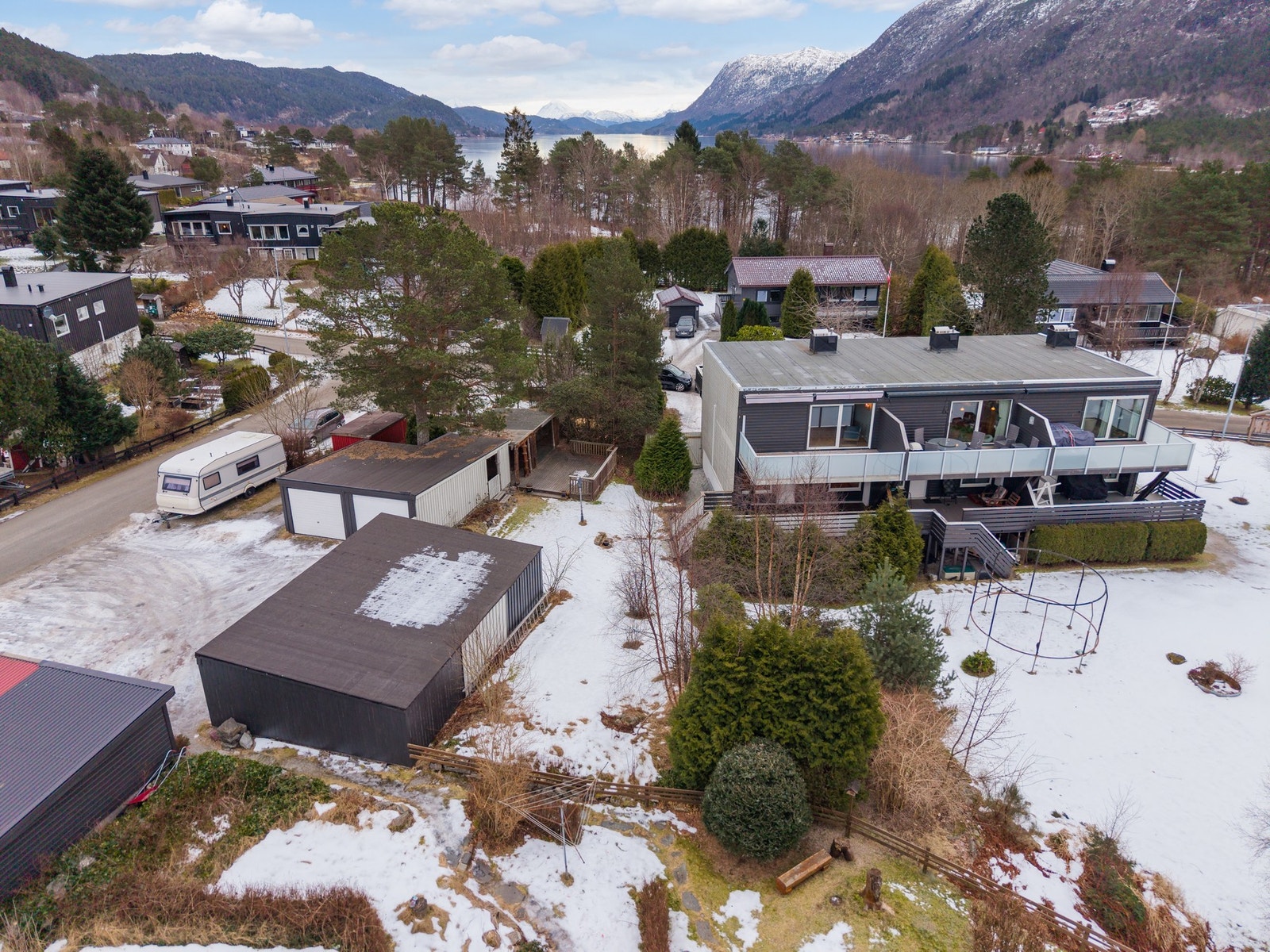 Her får du oversiktsbilde av både hagestuen og den lyse nordveggen som skal skiftes ut. Galleribilde