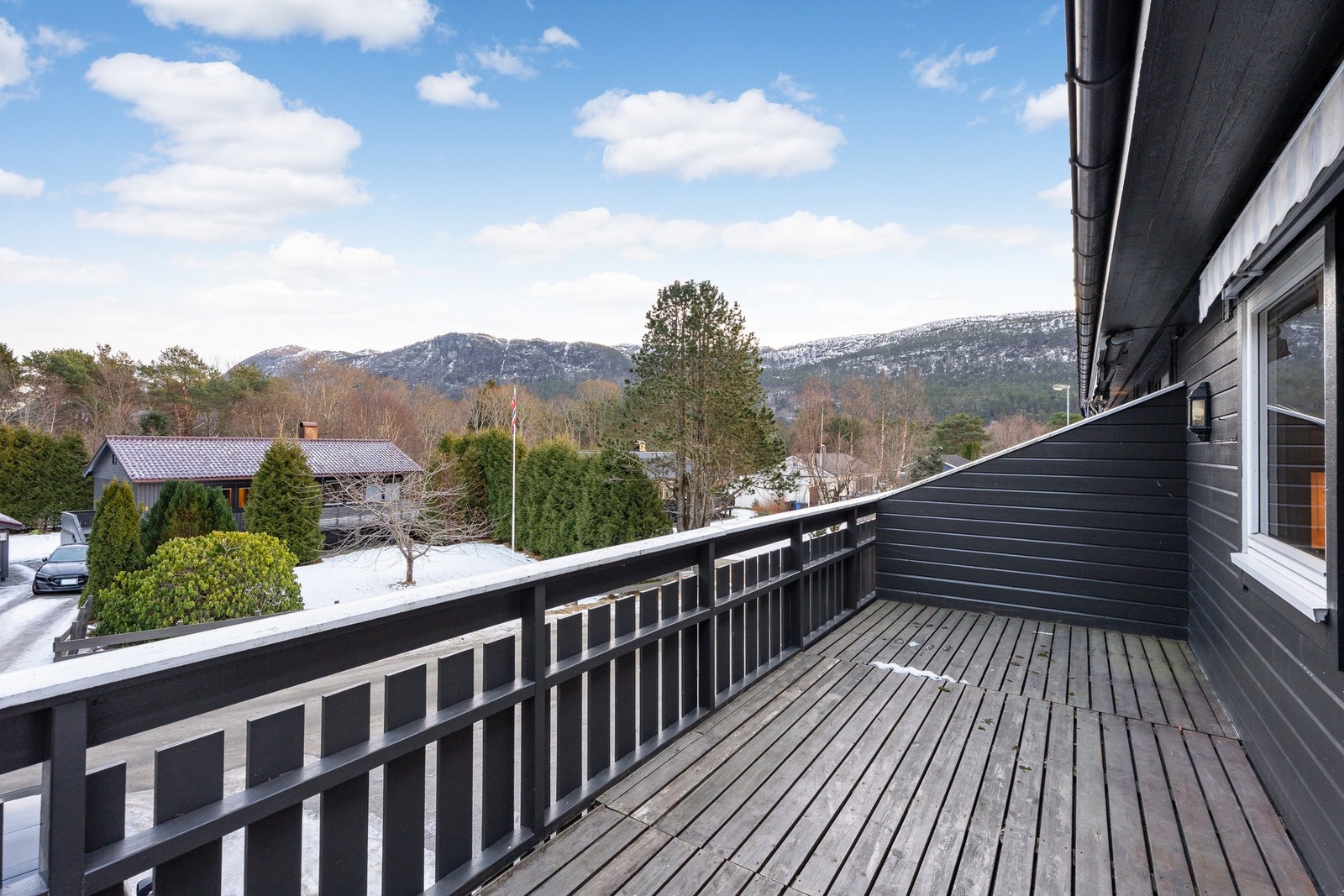 Det er utskiftet bordkledning på boligen men med ukjent årstall. Galleribilde