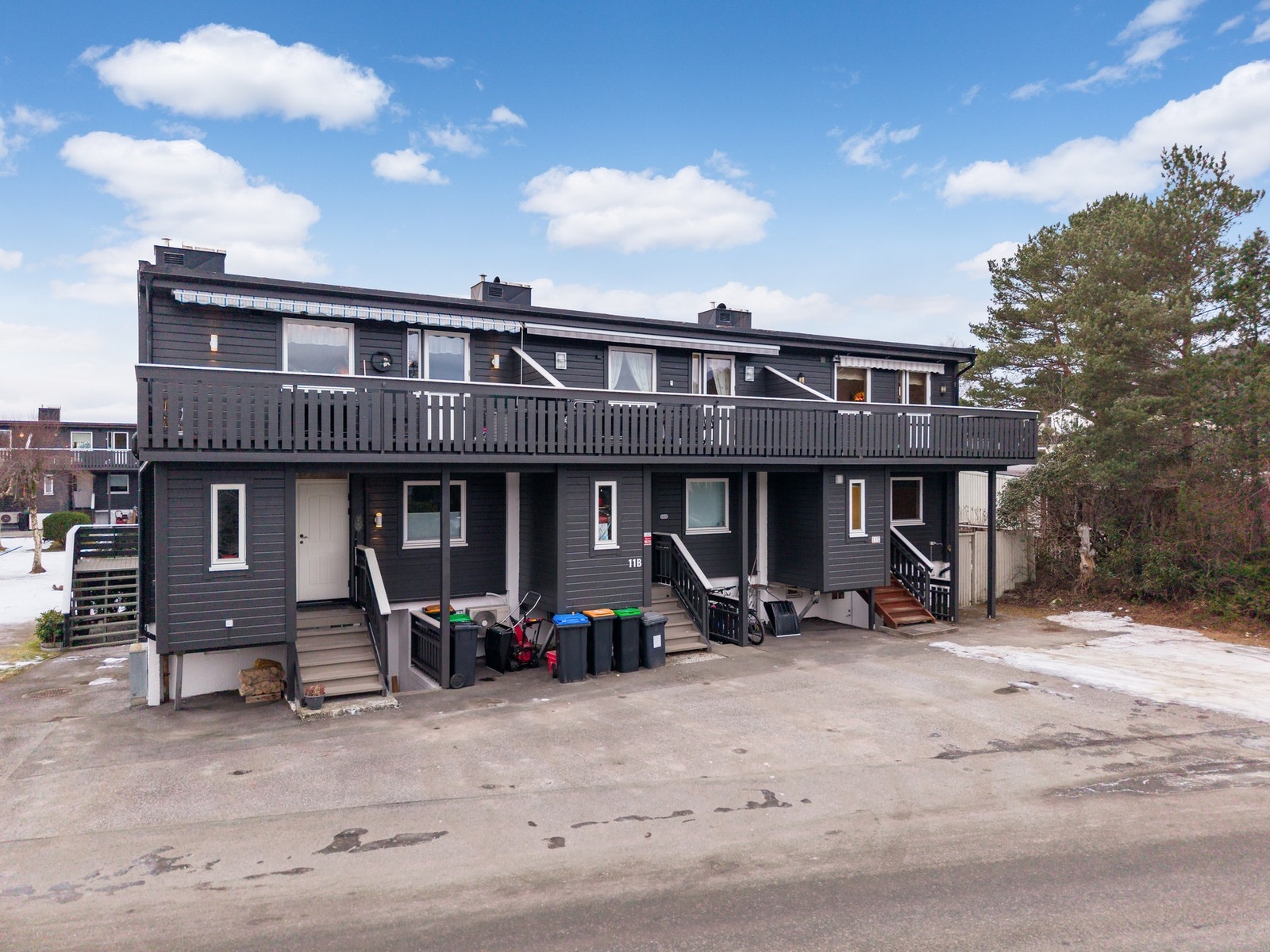 Porsevegen 11C er endeseksjon i en tremannsbolig. Galleribilde