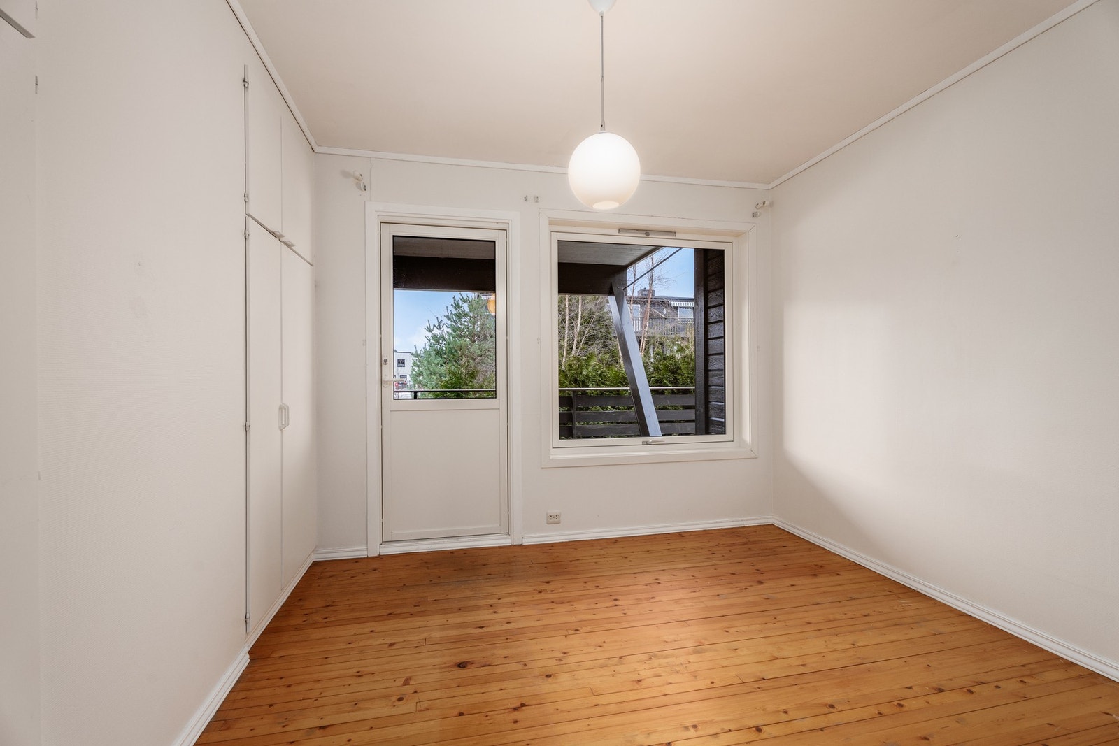 Fra dette soverommet er det utgang til vestvendt terrasse. Galleribilde