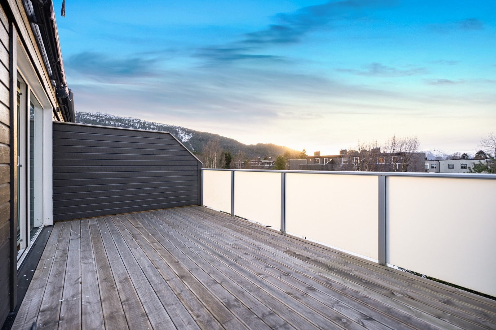 Boligen har virkelig flotte uteplasser i begge etasjene og i 2. etasje både mot øst og vest. Her kan du nyte både middagen og kveldsmaten. Galleribilde