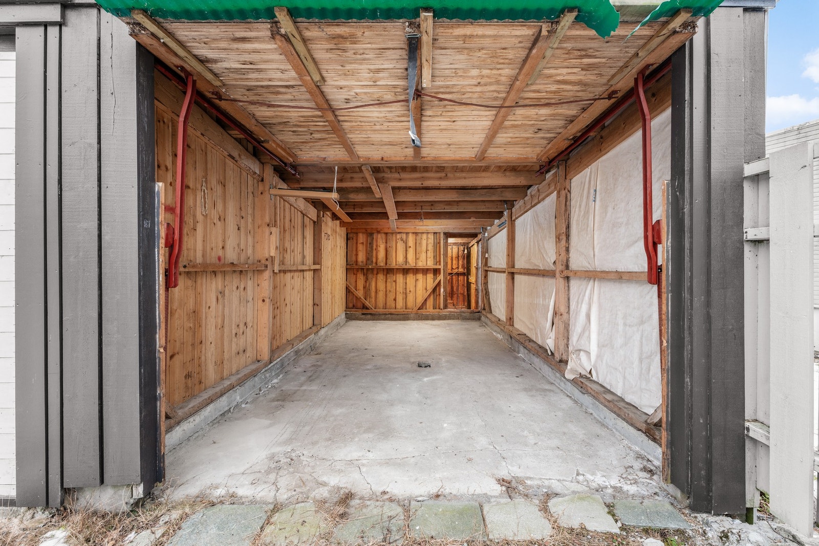 Garasjen er fra byggeår og er på 16 kvm. Galleribilde