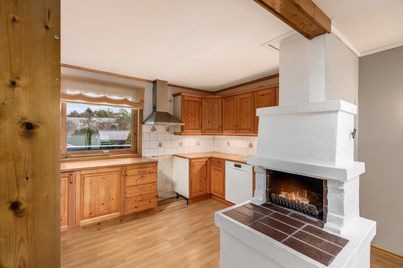 I 2. etasje finnes kjøkken og stue. Innredning med profilerte fronter og benkeplate av heltre. Galleribilde