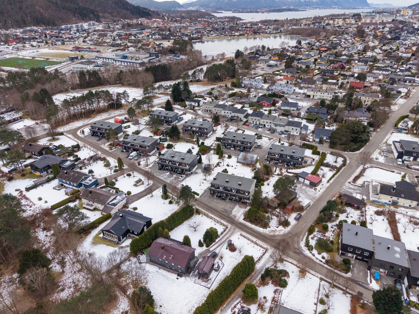 Hyggelig nabolag med småhus og eneboliger. Området har fine turområder ved Lillevannet eller på fjellet ved skiheisa. Galleribilde