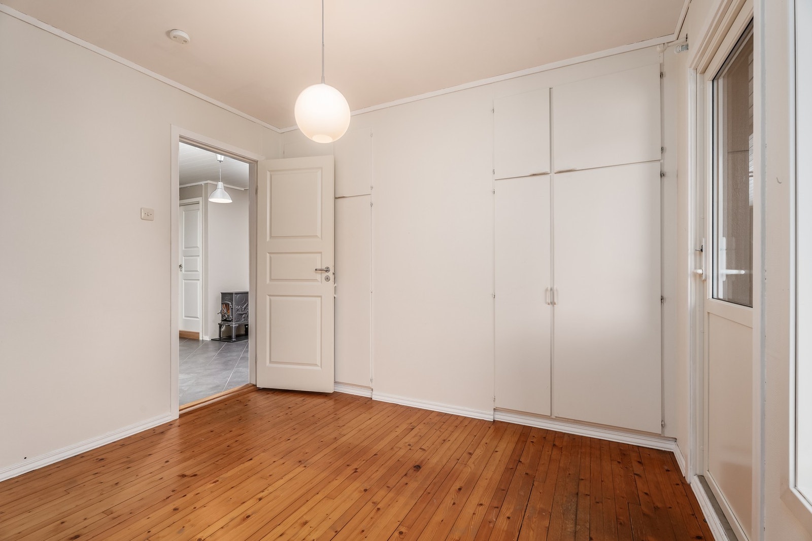 Soverommet har overflater på gulvet av furu og innfelte garderobeskap. Galleribilde