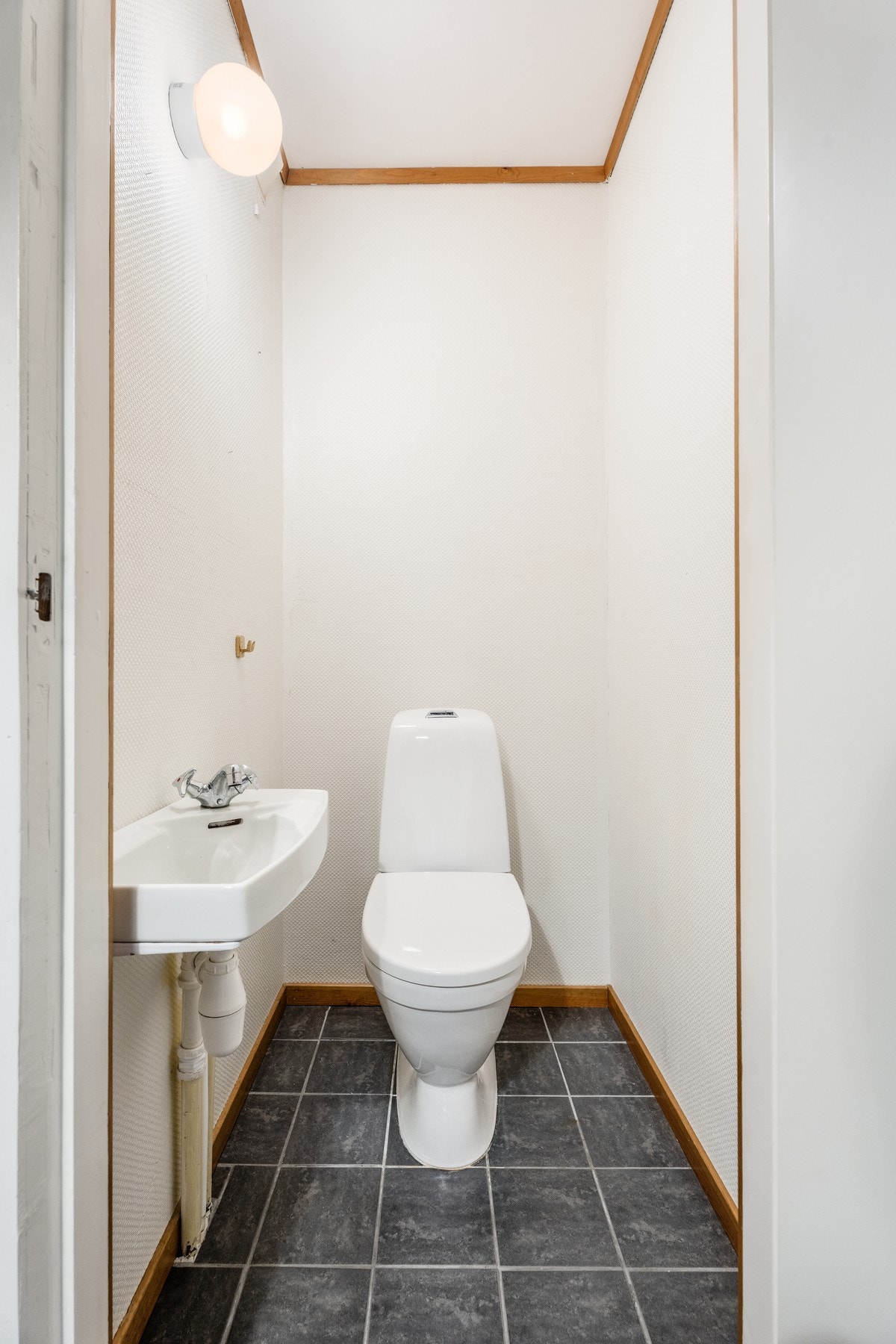 I 1. etg finnes også separat toalettrom med en liten servant. Galleribilde