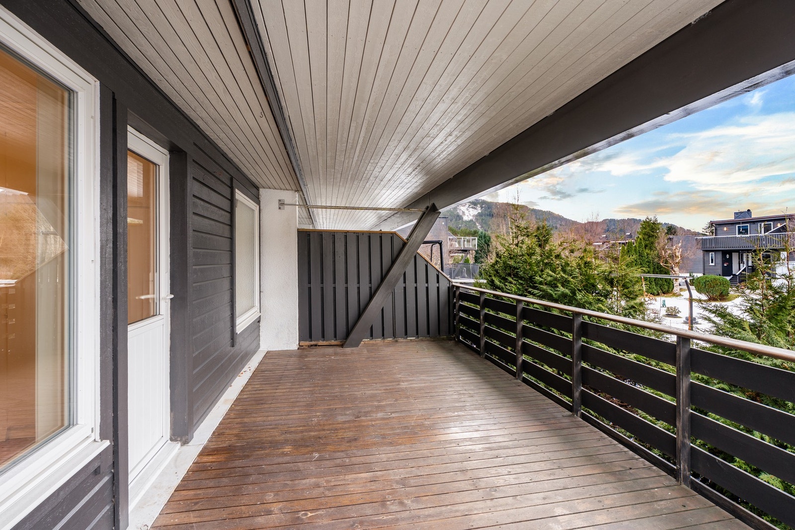 Her har du terrassen som har tilkomst fra det ene soverommet, den er på hele 22 kvm og overbygd. Galleribilde