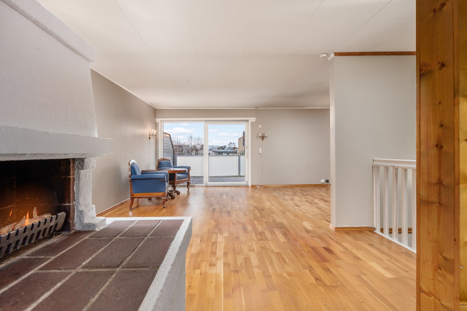 I stue/kjøkken har du gjennomgående lys, samt utgang fra stue til terrasse mot vest. Galleribilde