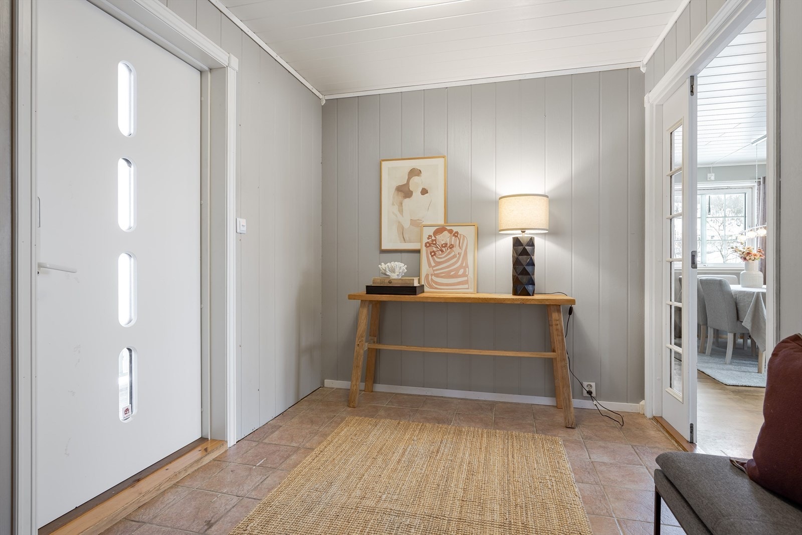 Videre inn har man en større gang med god plass til klesheng. Galleribilde