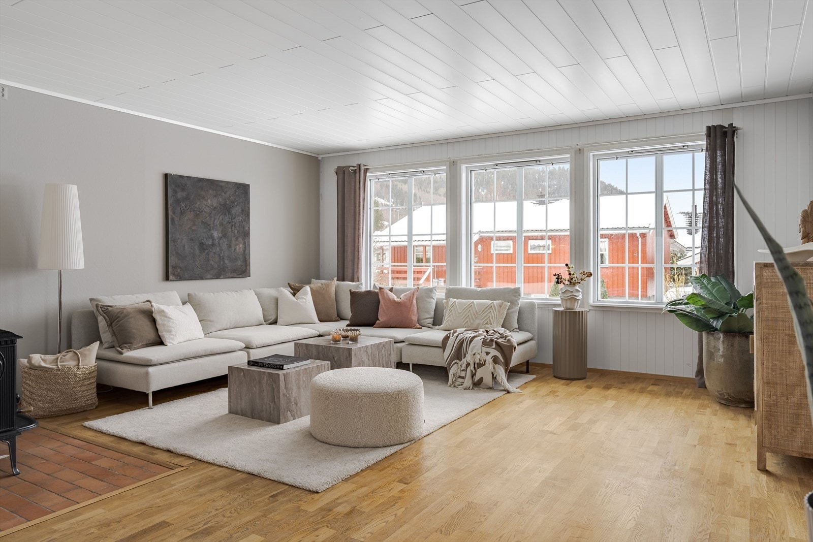 Stuen har godt med lysinnslipp og er lett å møblere Galleribilde