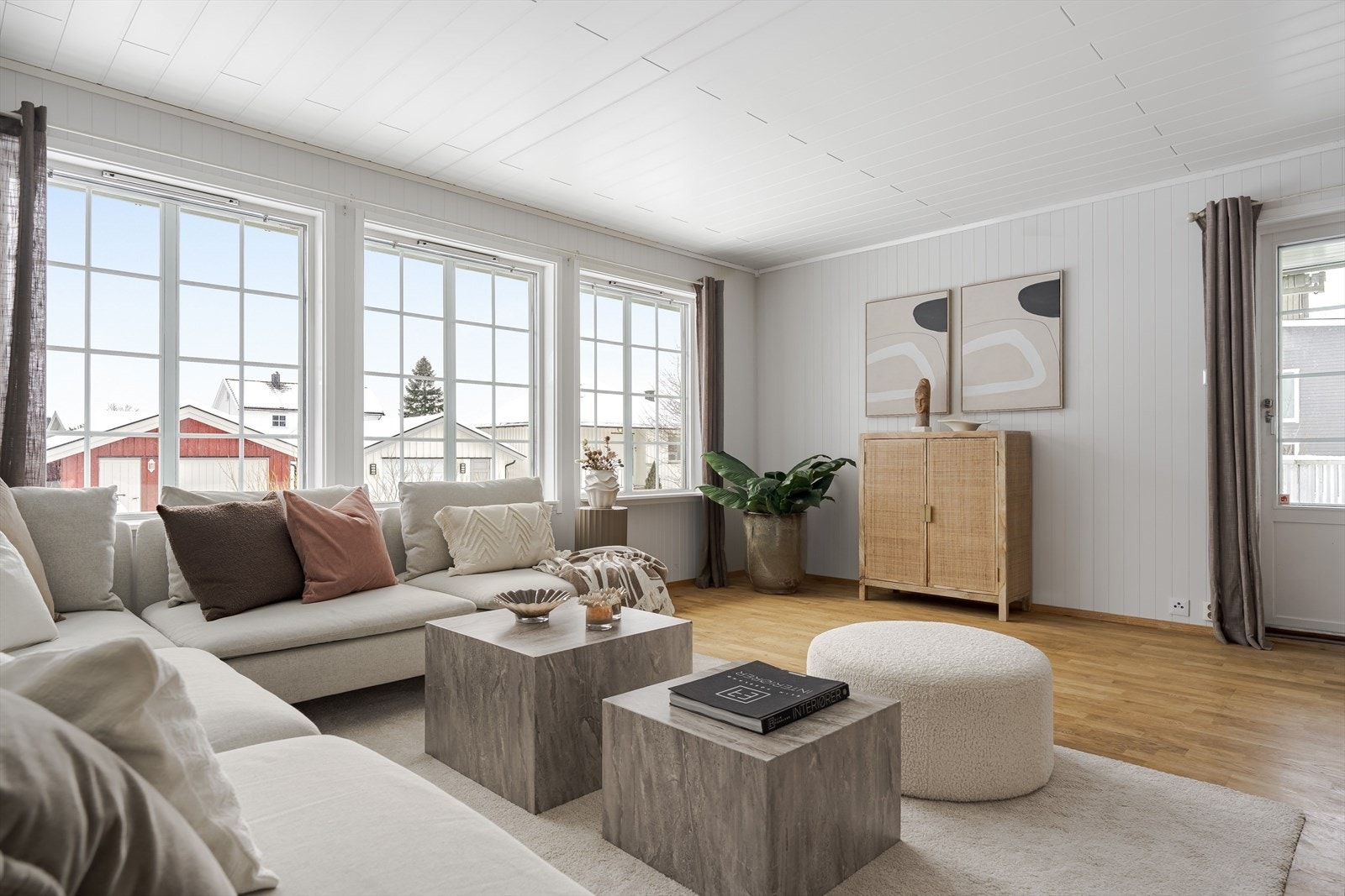 Fra stuen er det direkte utgang til veranda og hage Galleribilde