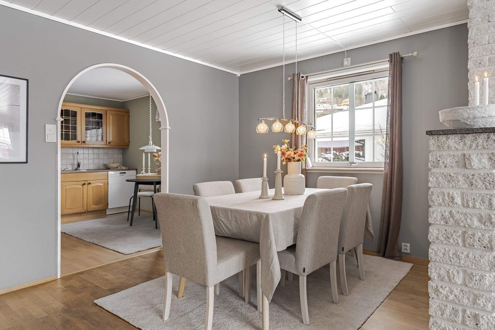 Ved oppussing av kjøkkenet, er det en fin mulighet å forlenge kjøkkenet mot spisestuen. Galleribilde