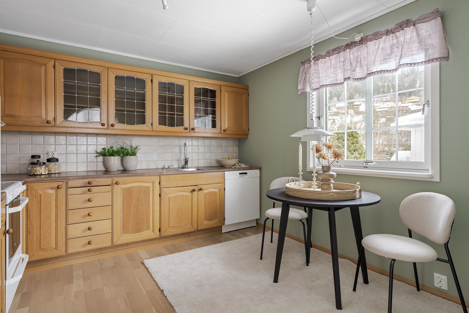 Kjøkkenet er fra byggeår, men er i god stand. Galleribilde