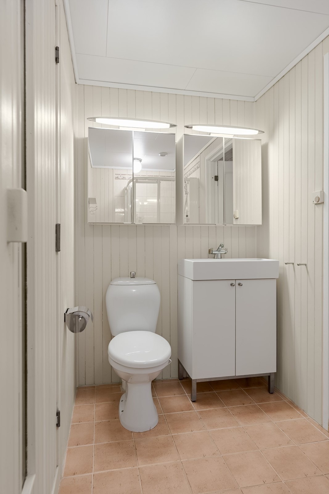 Bad i kjeller som går videre til bod/badstue Galleribilde