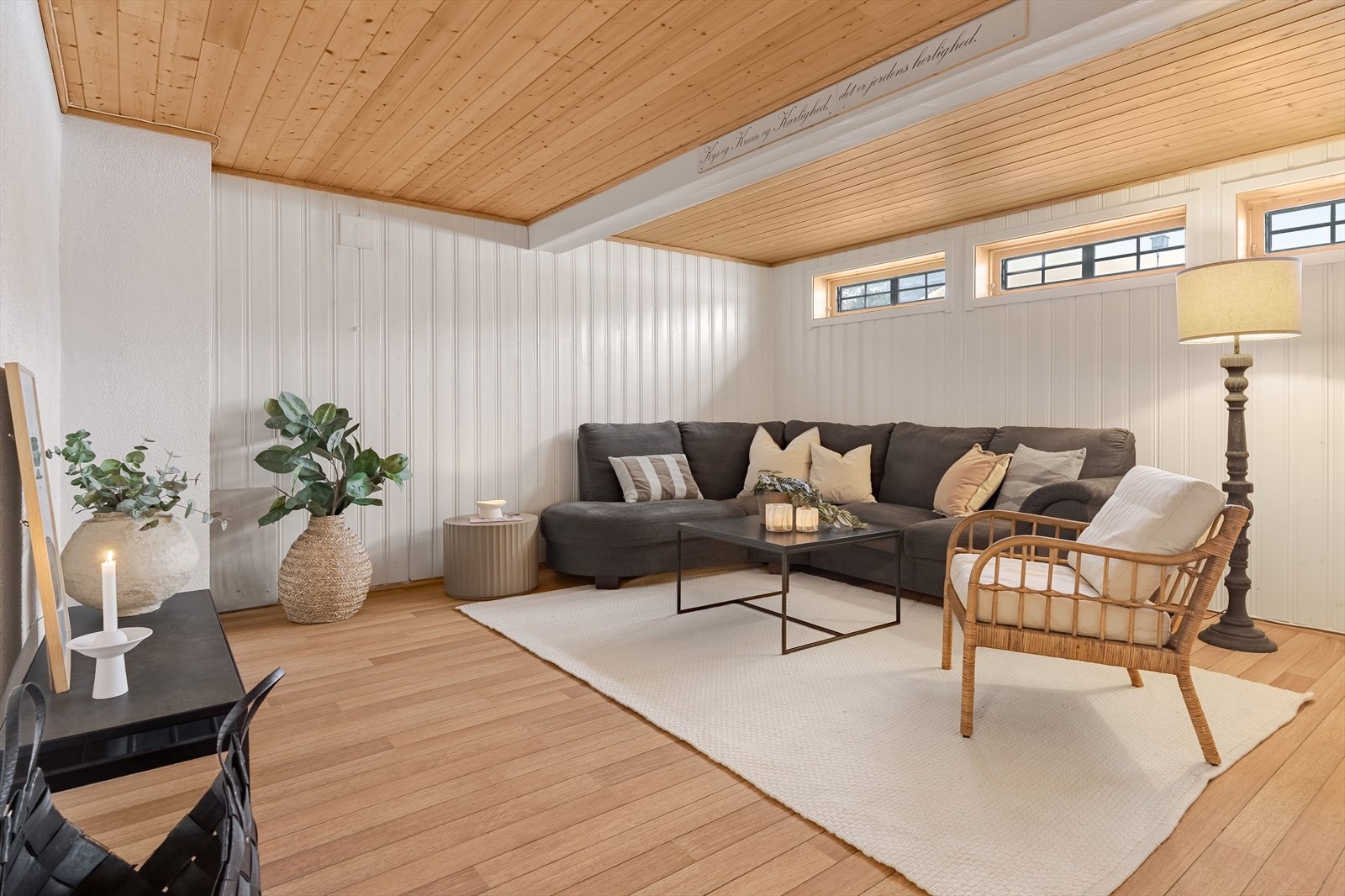 Videre i underetasjen har man en stor kjellerstue. Ved å grave ut lysgrav og få større vinduer vil man kunne få rommet godkjent for varig opphold/soverom. Rommet er på hele 21 kvm. Galleribilde