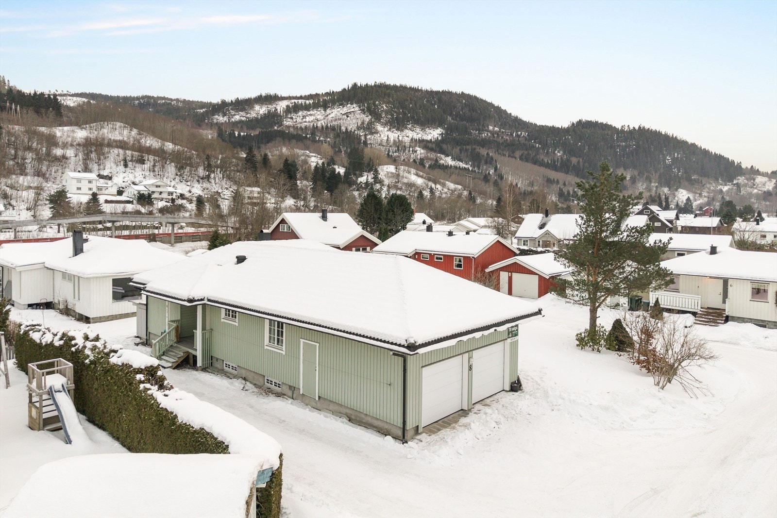 Tomta er godt utnytet med god luft rundt huset. Galleribilde