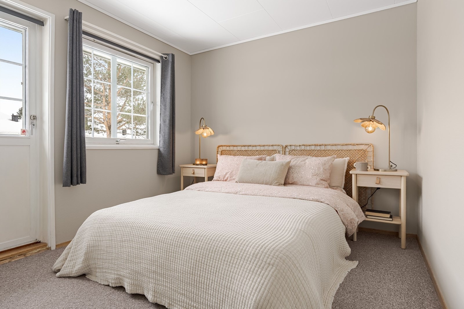 Videre har man et større soverom på 11 kvm og utgang til hage fra balkongdør. Galleribilde