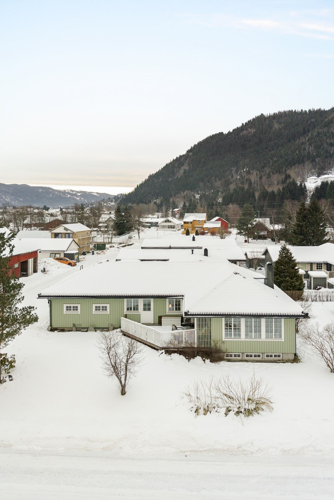 Flott hage og hjørnetomt. Bare å glede seg til vår og sommer! Galleribilde
