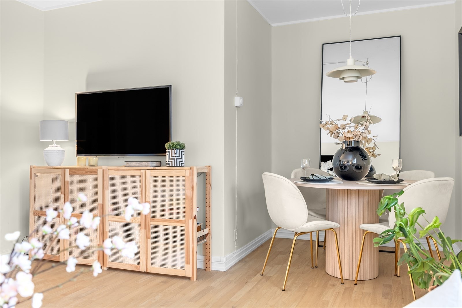 Det er videre plass til et spisebord hvor en bedre middag kan nytes sammen med gode venner. Galleribilde