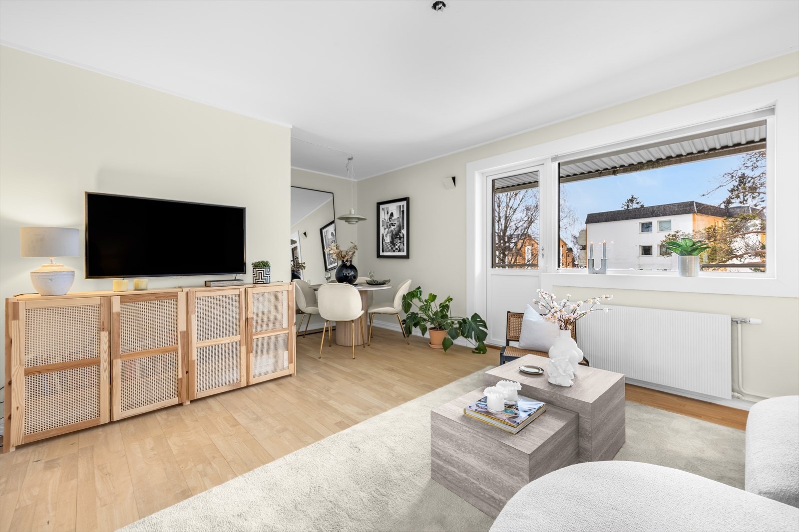 Stuen oppleves lys og luftig med god møbleringsfrihet. Galleribilde