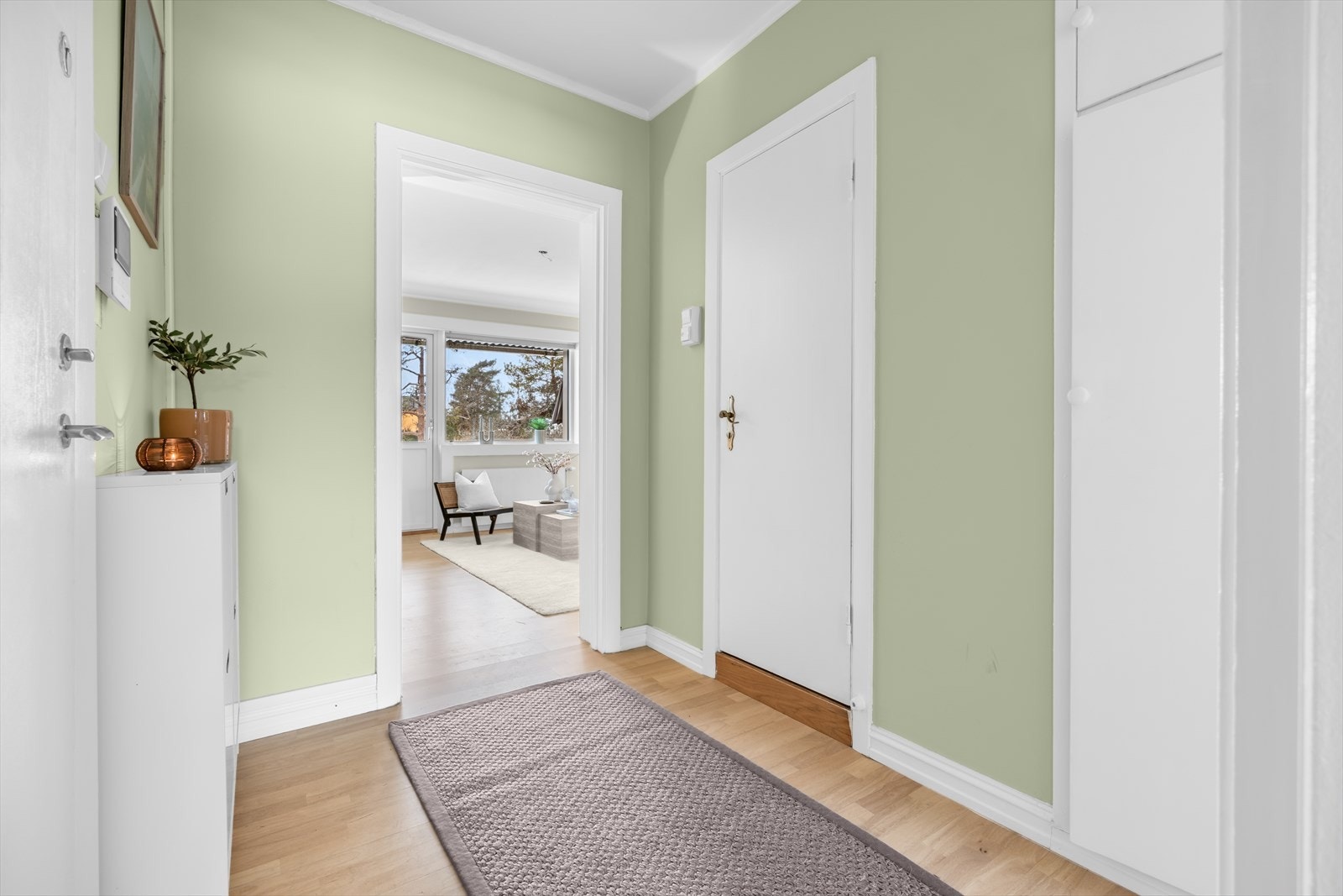 Når du kommer inn døren blir du møtt av en romslig entré. Plassbygd garderobeskap for yttertøy. Galleribilde