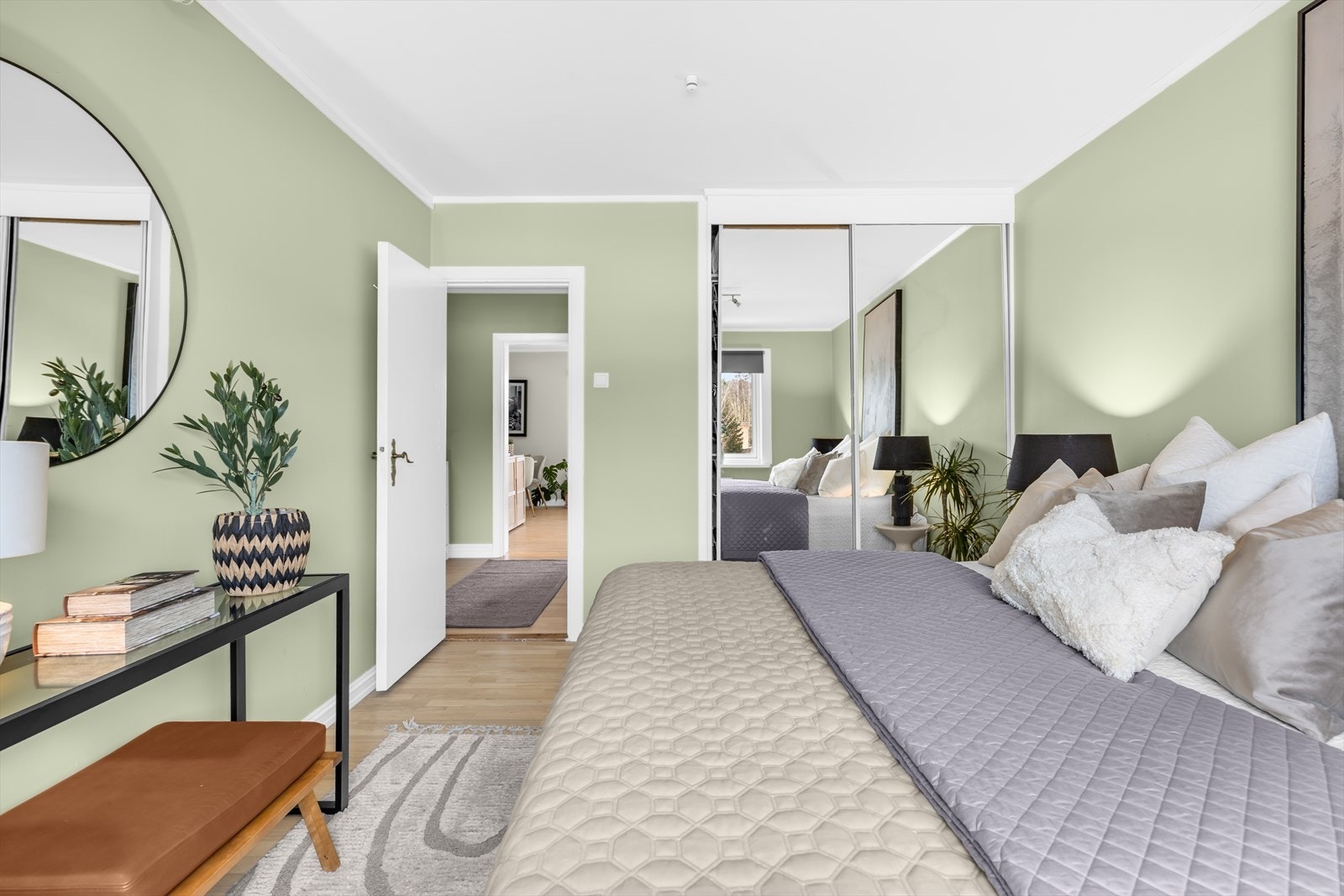 Her er det god plass til en dobbeltseng, tilhørende nattbord og garderobeløsning. Galleribilde