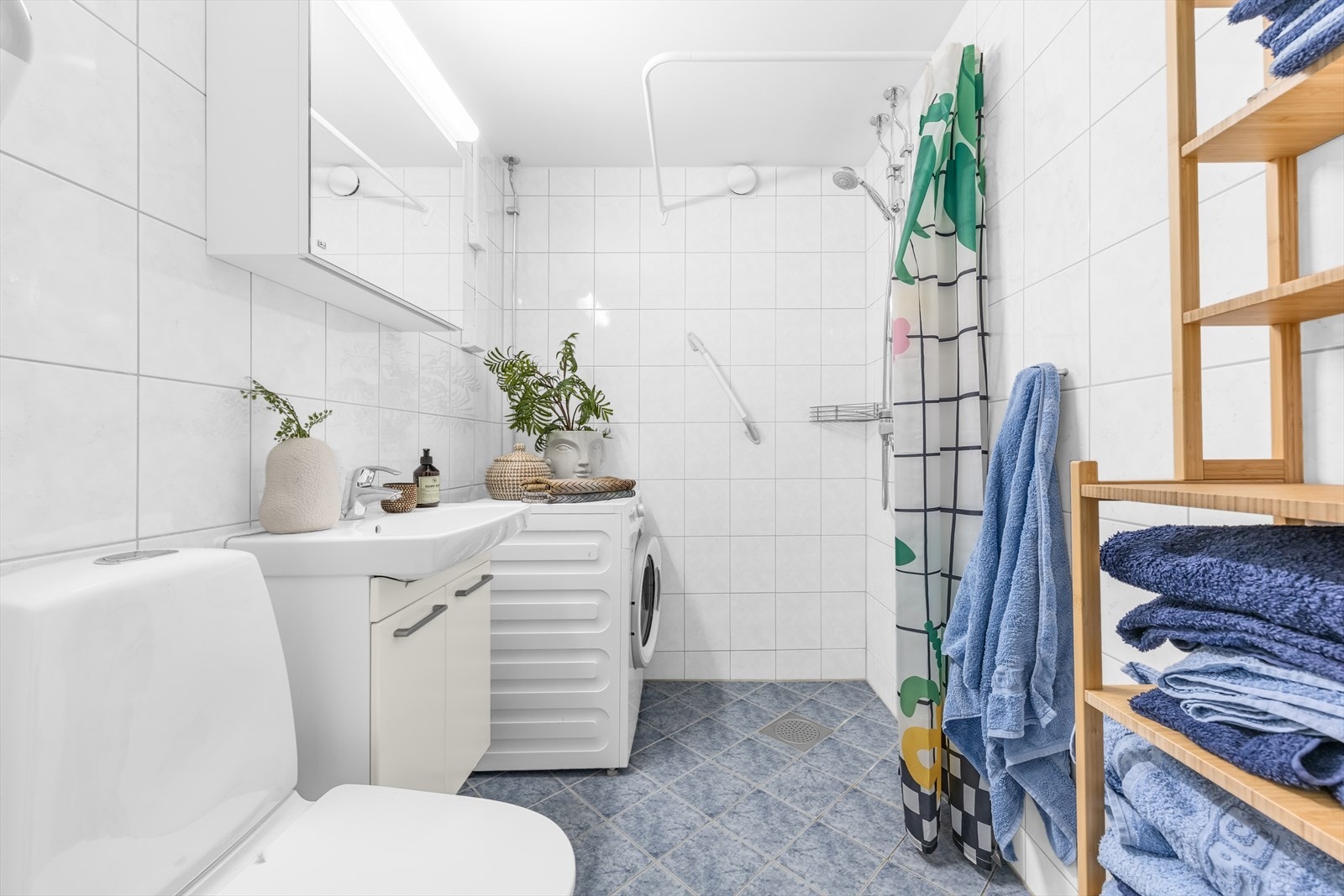 Badet er rehabilitert i regi av borettslaget i 2009. Flislagt baderom med elektriske varmekabler i gulv og malt himling. Opplegg for vaskemaskin. Galleribilde