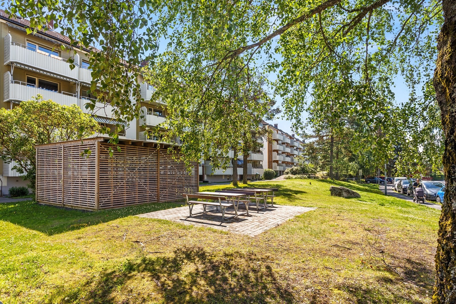 Utenfor inngangspartiet er det oppført en felles sykkelbod med lås. Galleribilde