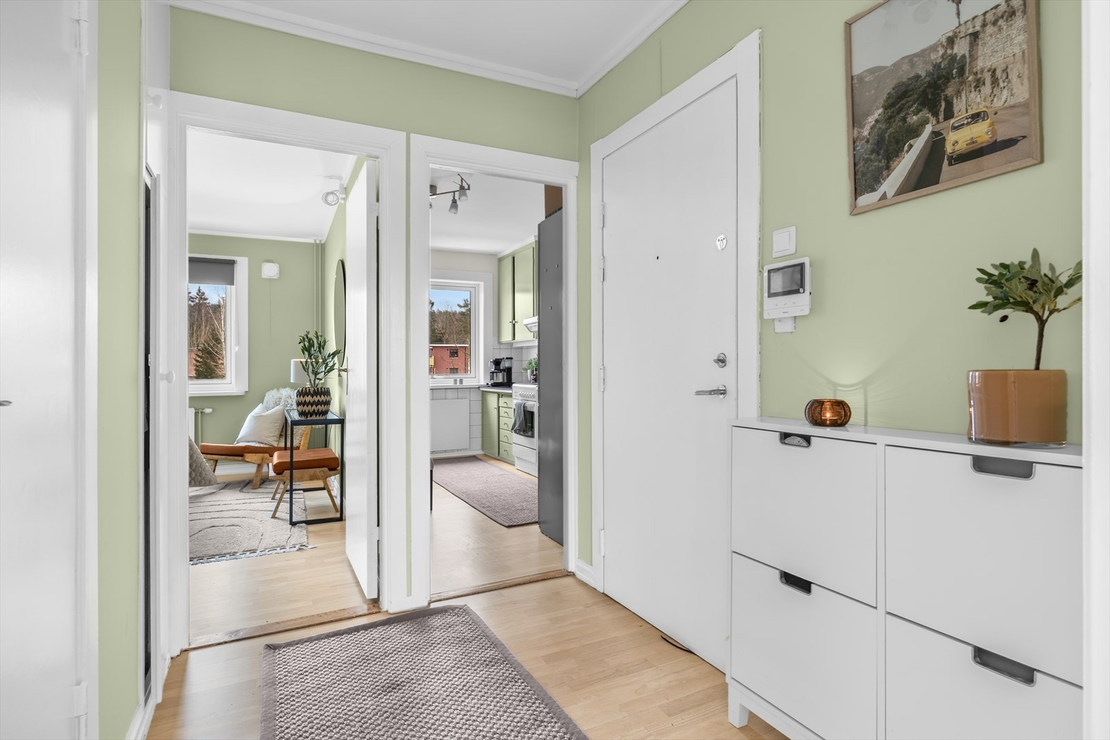 Kjøkkenet er praktisk plassert i et eget rom med adkomst fra entré. Galleribilde