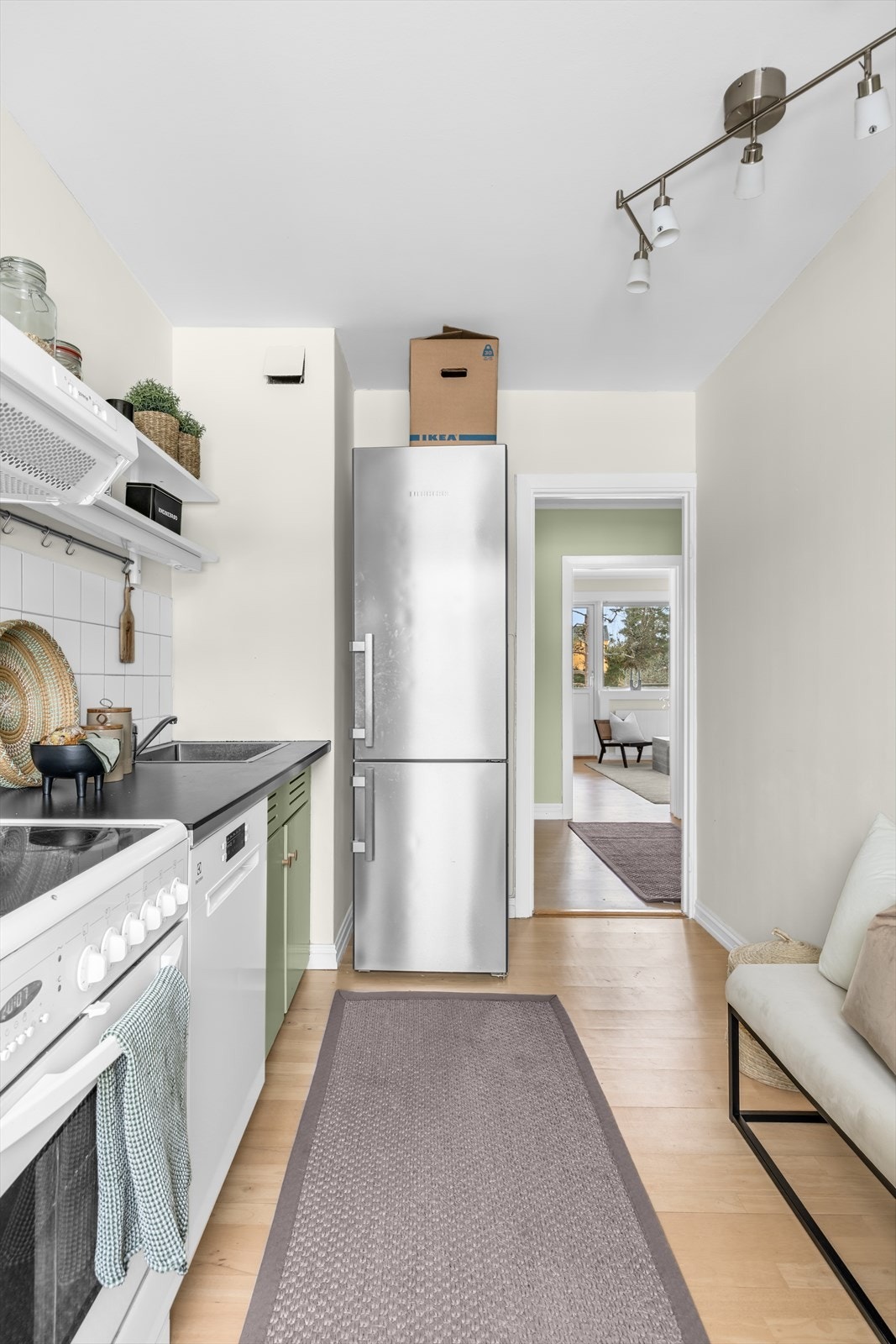 Kjøkkenet er videre utstyrt med kullfilterventilator og fliser på vegg over benkeskap. Galleribilde