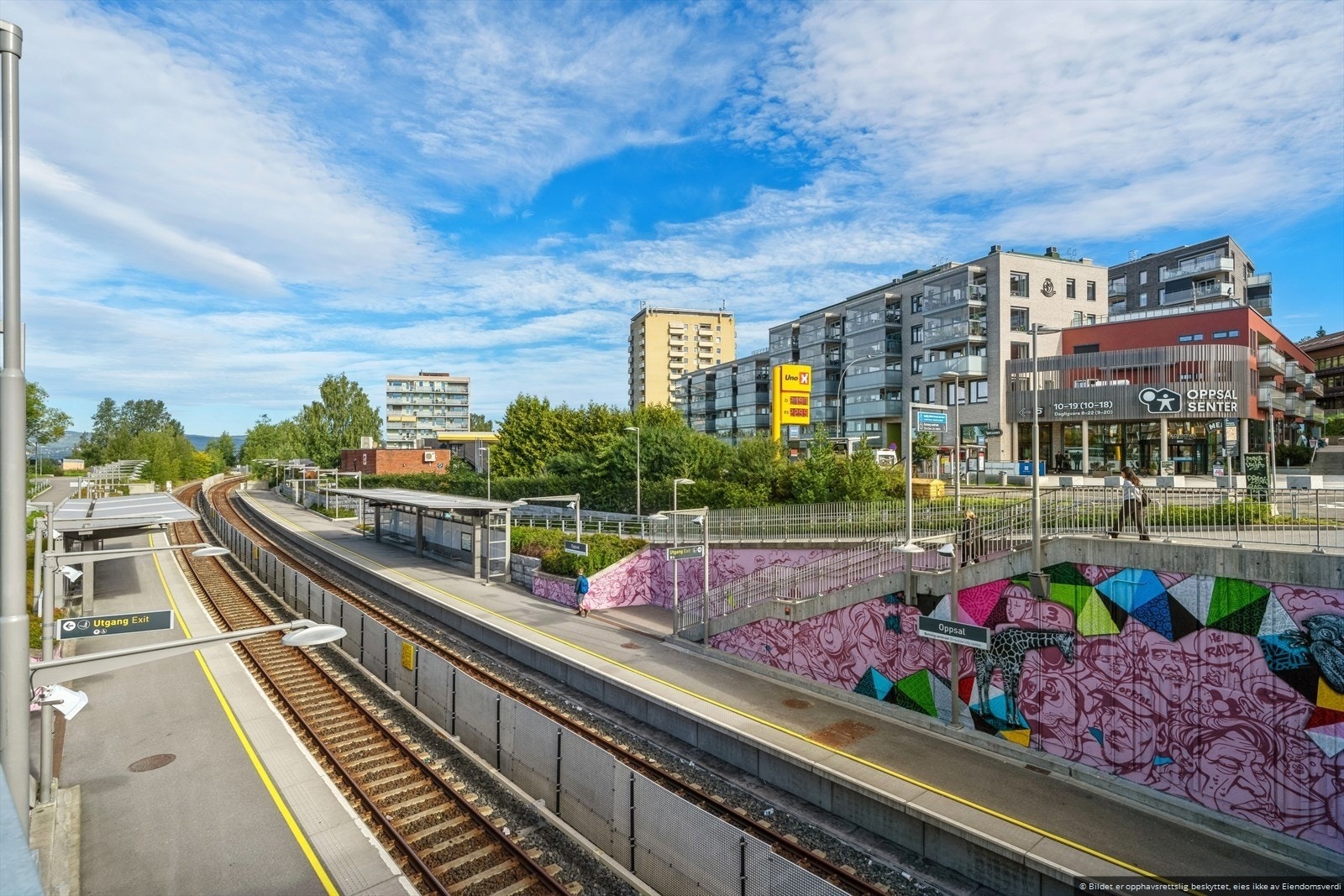 Under 15 minutters gange til Oppsal t-bane og senter. Nærbutikk og buss innen 5 minutter fra leiligheten. Galleribilde