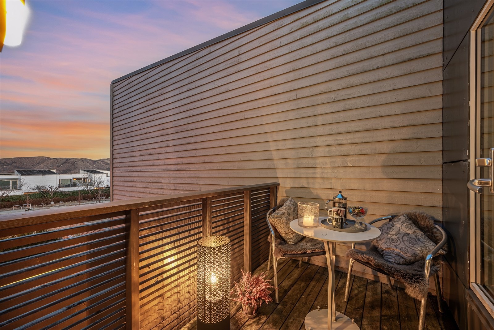 Mellom kjøkken og stue er det utgang til kjekk balkong over terrassen på nedsiden. Galleribilde