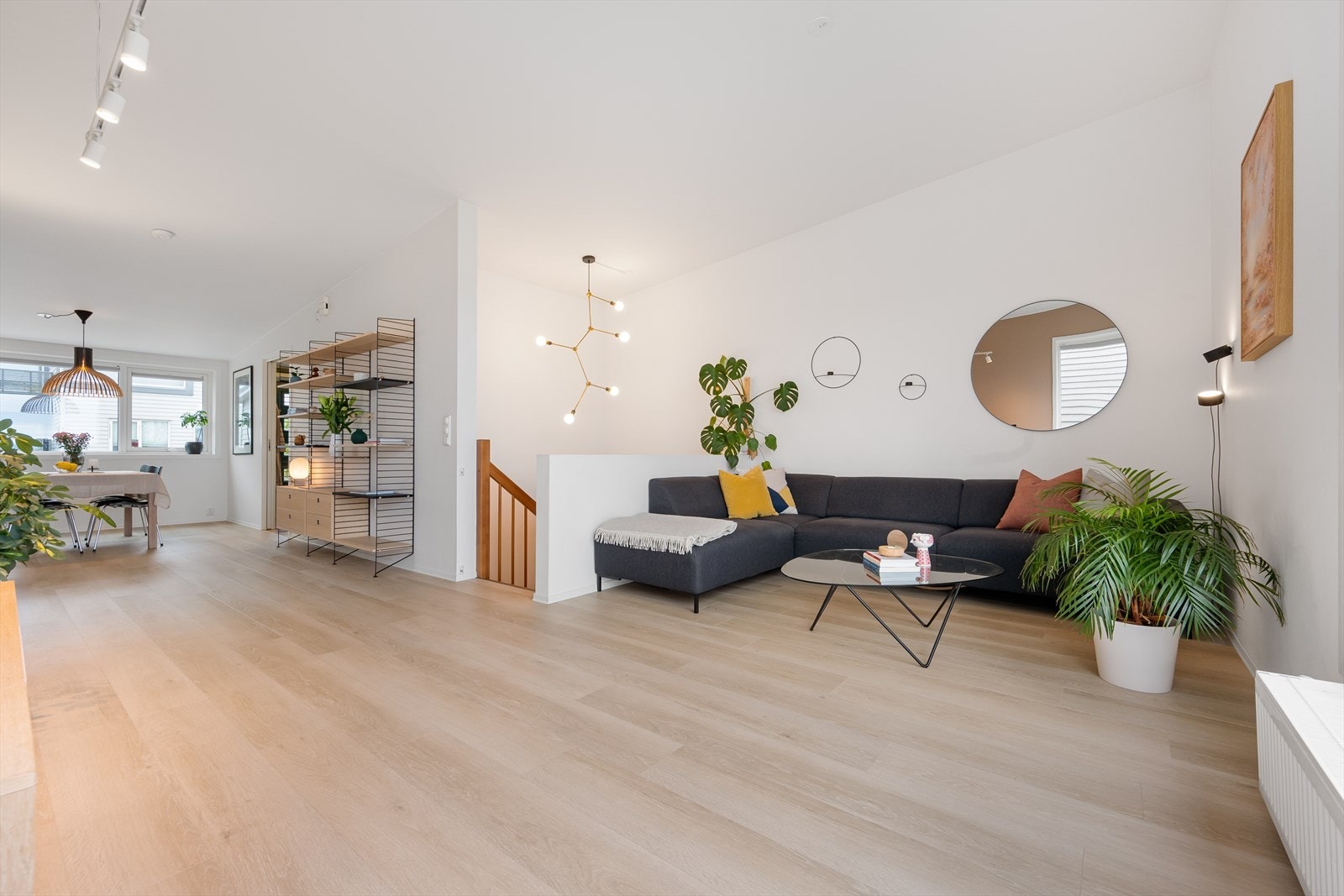 Lys, romslig stue med store vinduer som slipper inn rikelig med naturlig lys. Galleribilde