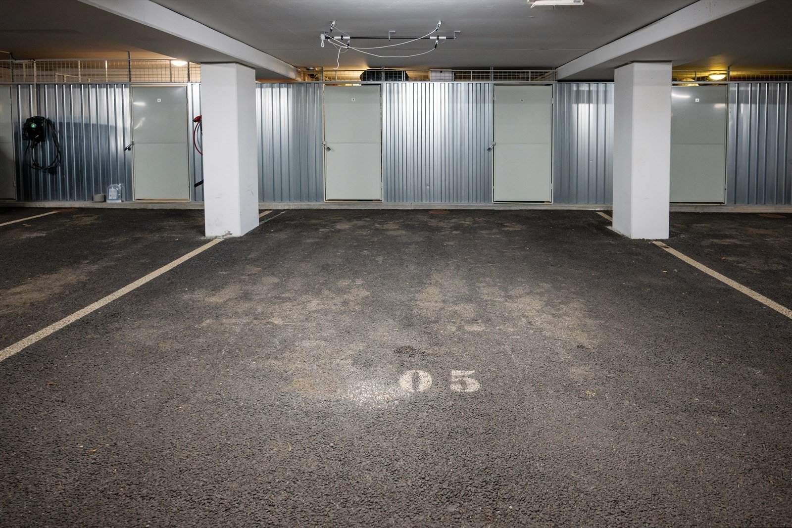 Parkering i lukket anlegg med to boder. Galleribilde