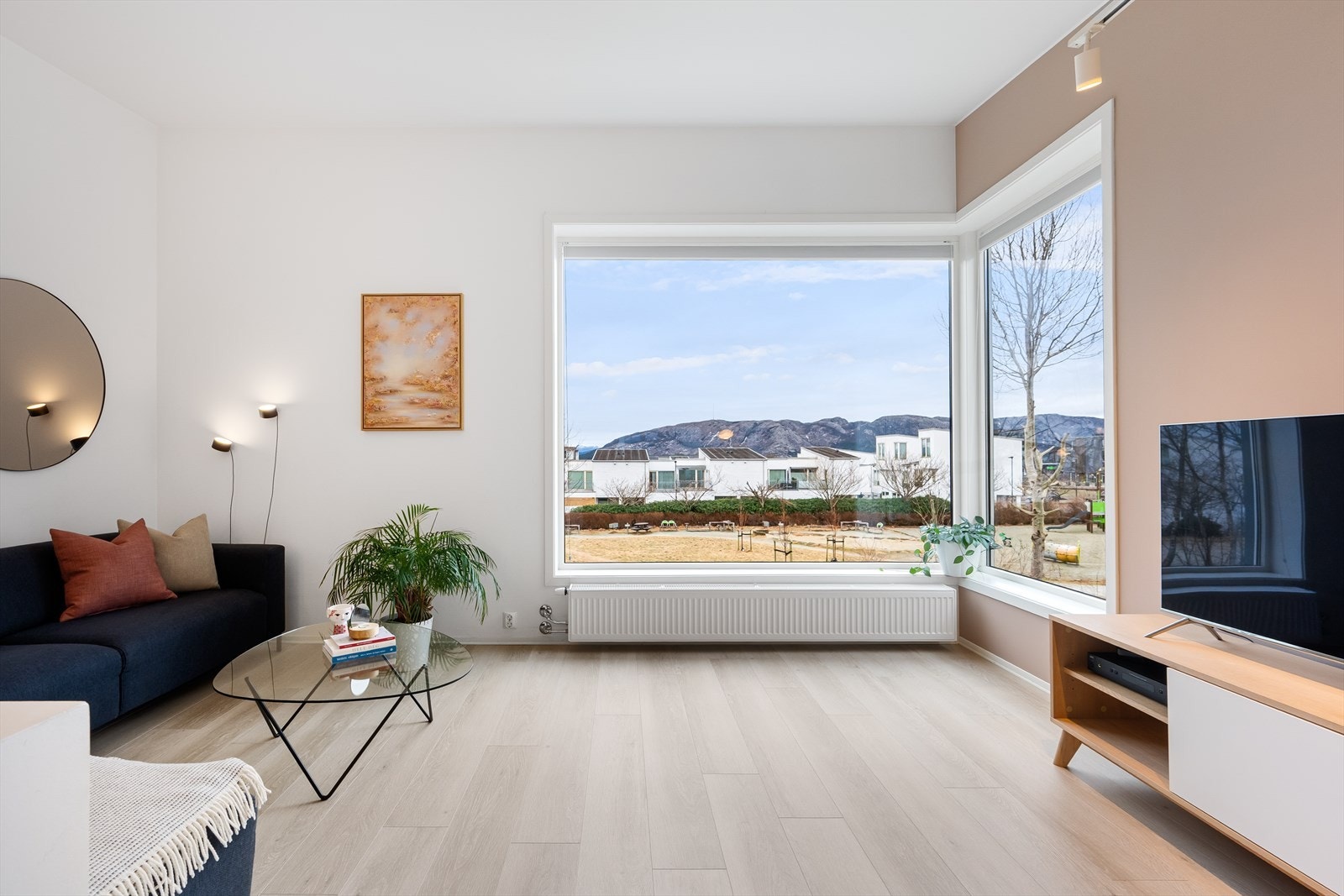 Man har store vindusflater stuen. Galleribilde