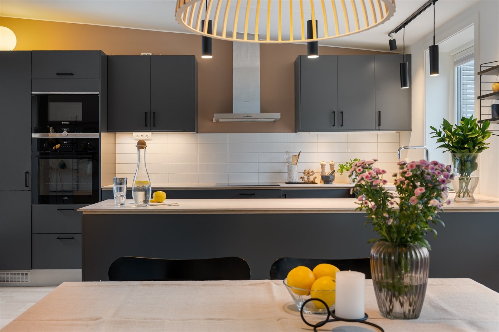 Kjøkkenet er romslig med bra skap- og benkeplass. Galleribilde