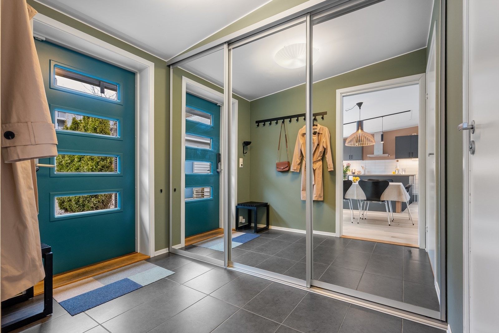 Romslig entre med god plass til å henge fra seg diverse yttertøy. Galleribilde