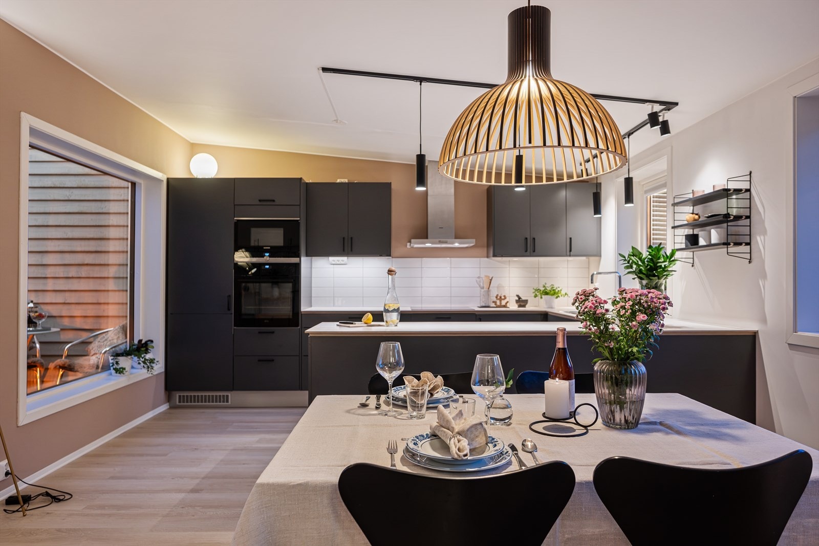 Her er det god plass til stort spisebord. Man har store vinduer også i denne delen av etasjen som slipper inn mye naturlig lys. Galleribilde