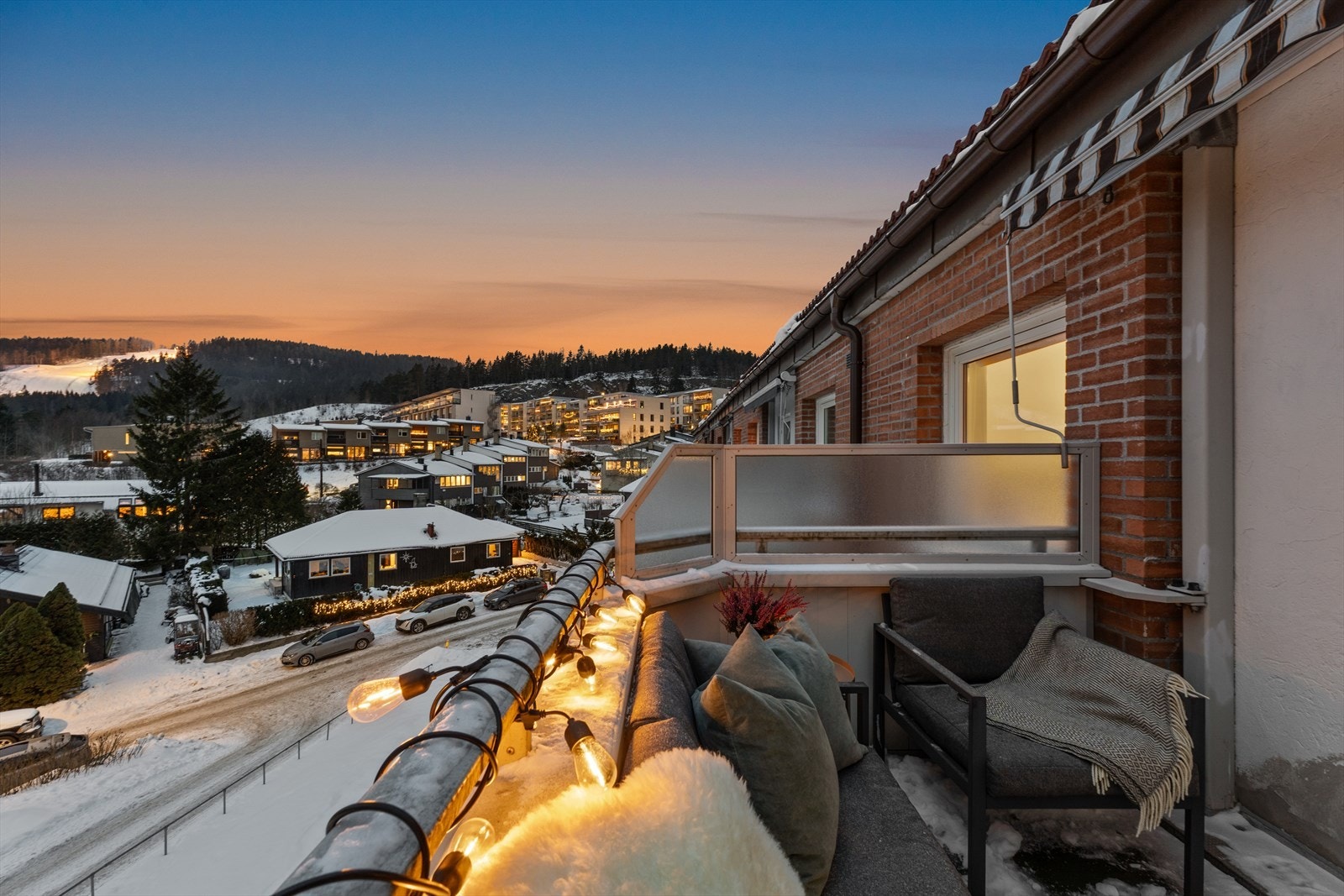 Leiligheten er beliggende i byggets toppetasje (3. etg) og kan skilte med en solrik sydvestvendt balkong på ca. 6 kvm. Galleribilde