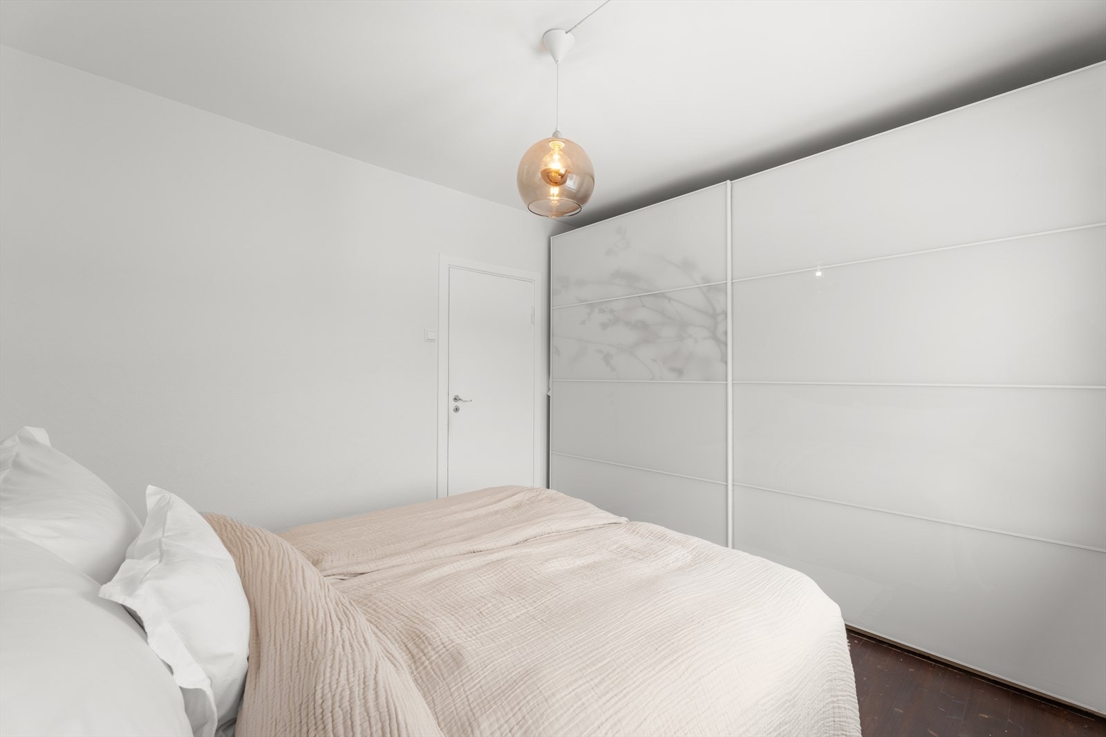 Skyvedørsgarderoben gir godt med oppbevaringsmuligheter. For ytterligere oppbevaring disponerer leiligheten en kjellerbod på ca. 5,3 kvm og en loftsbod med skråtak på ca. 6 kvm. Galleribilde