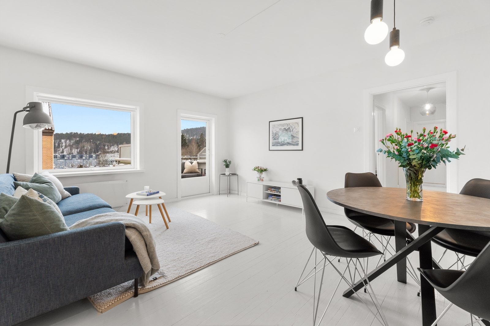 Stuen er romslig, med store vindusflater som gir godt med lysinnslipp. Galleribilde