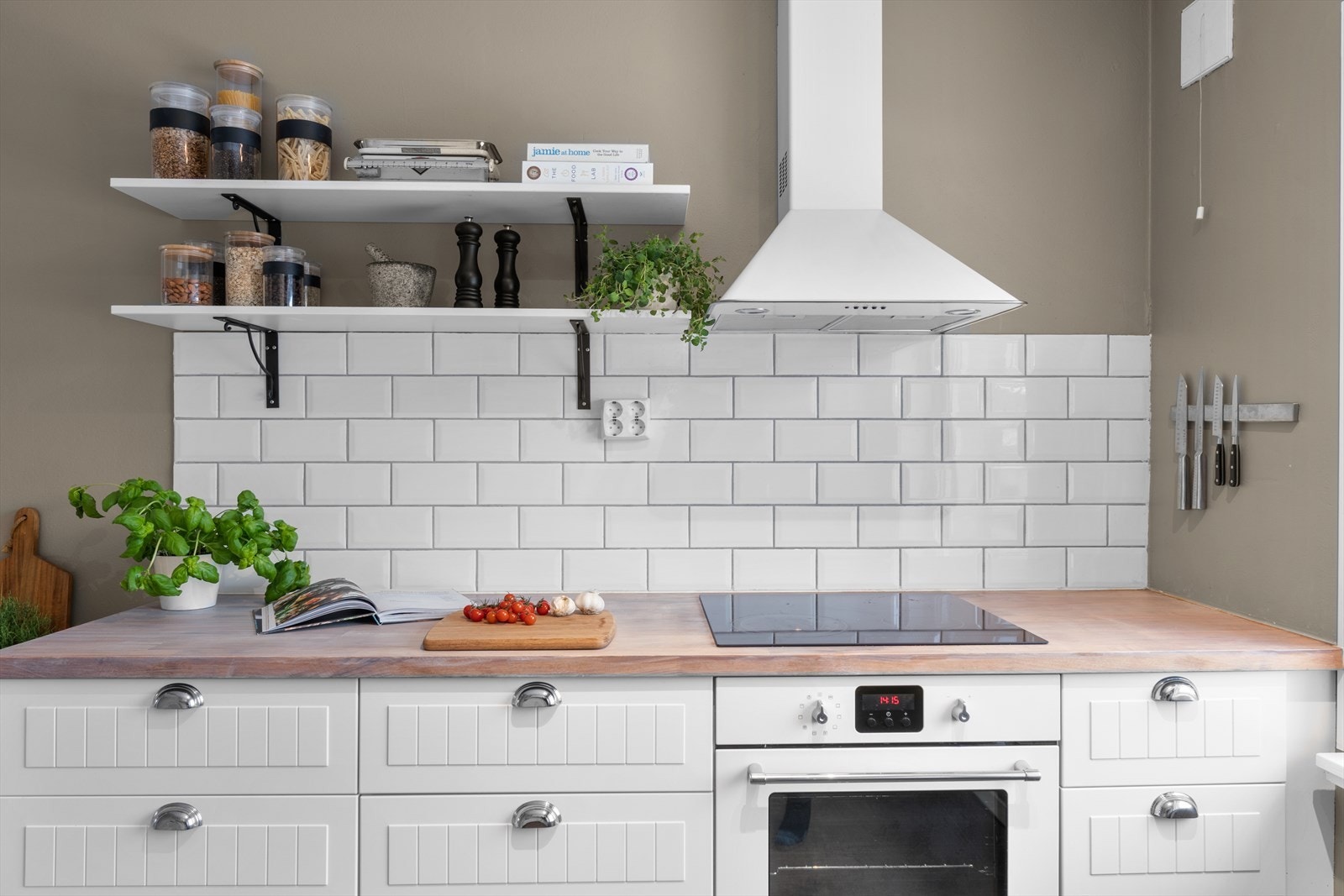 Av hvitevarer er det integrert platetopp, stekeovn, oppvaskmaskin og frittstående kjøle-/fryseskap. Galleribilde