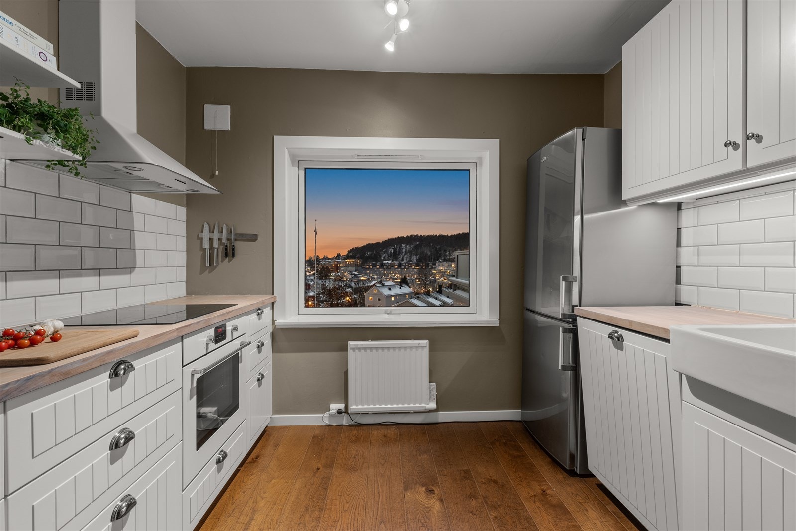 Kjøkkenet har et hyggelig utsyn som løfter romfølelsen og gjør matlagingen ekstra trivelig. Galleribilde