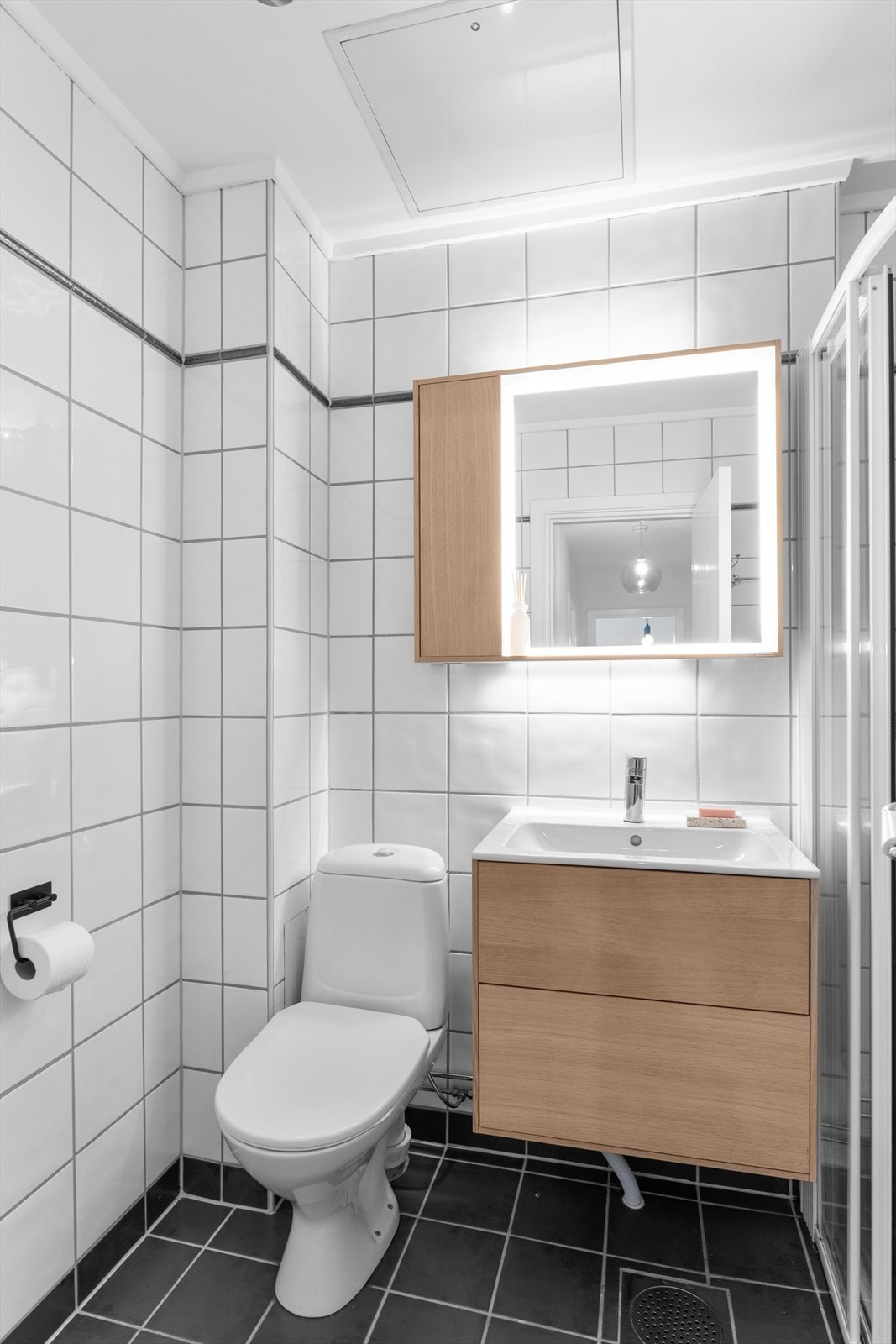 Det er varme i gulv som gir en behagelig start på dagen, samt opplegg for vaskemaskin. Galleribilde