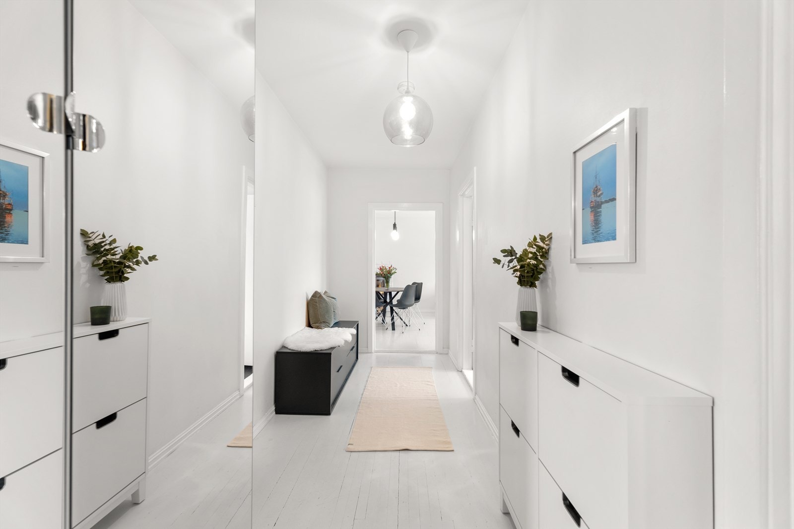 Romslig og innbydende entré med garderobeskap. Galleribilde