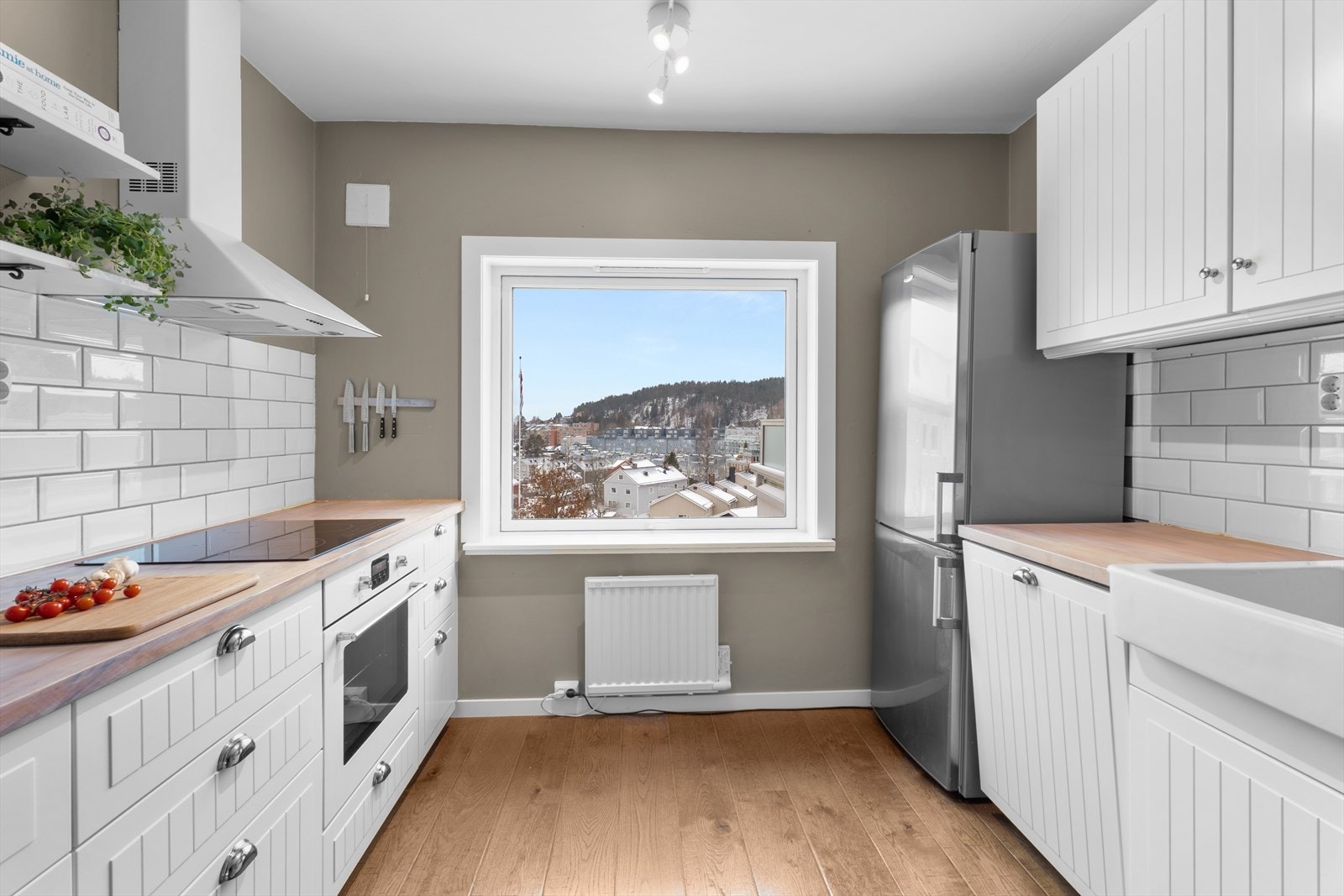 Kjøkkenet er i separat løsning fra stuen og har godt med skap og benkeplass til glede for den kokkeglade. Galleribilde